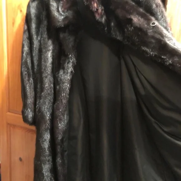 FUR COATS - Picture 3 of 9